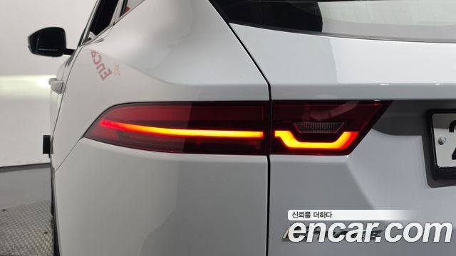 Jaguar E-PACE 2019 — photo 9