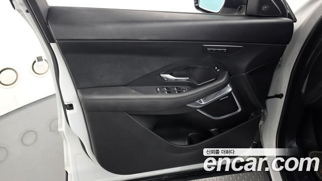 Jaguar E-PACE 2019 — photo 14