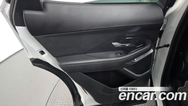 Jaguar E-PACE 2019 — photo 15
