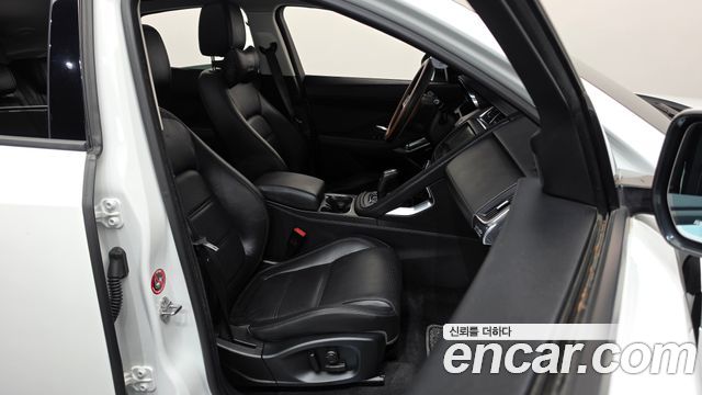 Jaguar E-PACE 2019 — photo 16