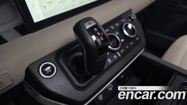 Land Rover Defender 2022 — photo 9