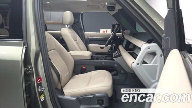 Land Rover Defender 2022 — photo 11