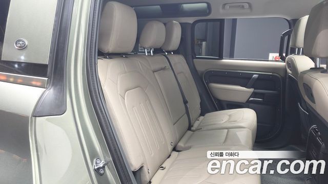 Land Rover Defender 2022 — photo 12