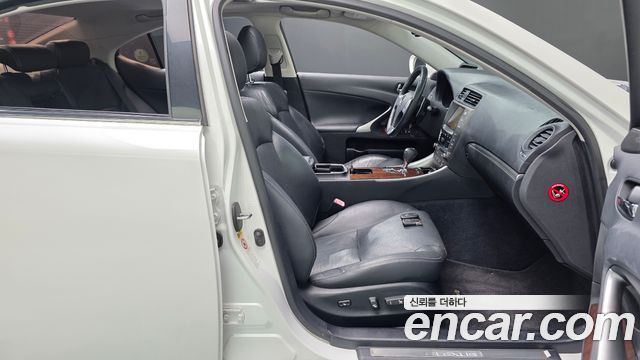 Lexus IS 2011 — photo 11