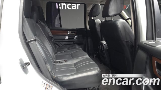 Land Rover Discovery 2016 — photo 12