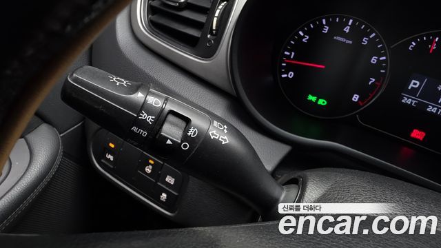 Kia Carens 2015 — photo 17