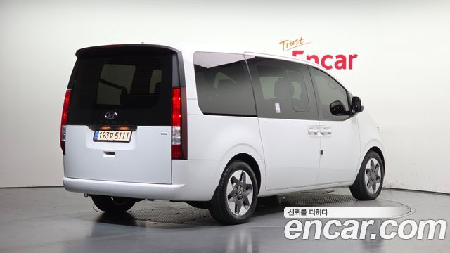 Hyundai Staria 2023 — photo 2