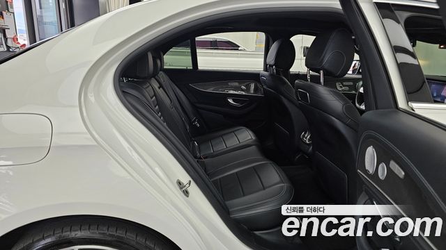 Mercedes-Benz E-Class 2019 — photo 17