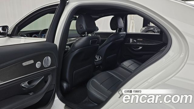 Mercedes-Benz E-Class 2019 — photo 18