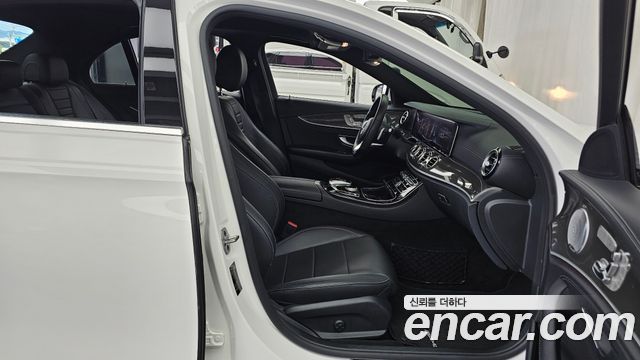 Mercedes-Benz E-Class 2019 — photo 16