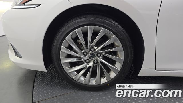 Lexus ES 2023 — photo 5