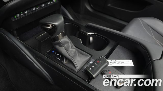 Lexus ES 2023 — photo 12