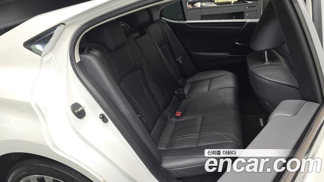 Lexus ES 2023 — photo 17