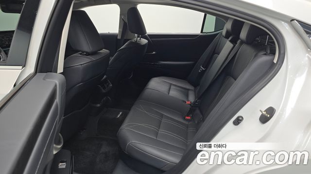 Lexus ES 2023 — photo 18
