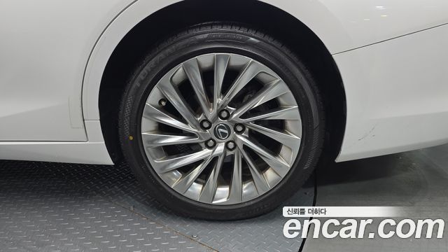 Lexus ES 2023 — photo 7
