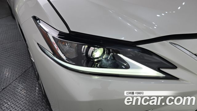Lexus ES 2023 — photo 8