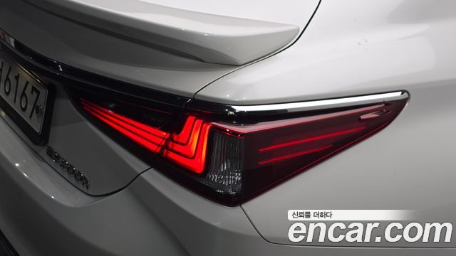 Lexus ES 2023 — photo 9