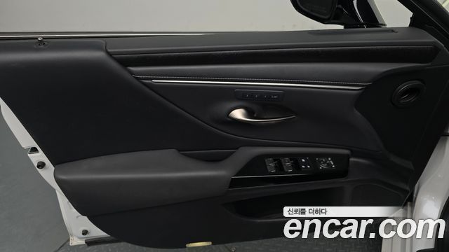 Lexus ES 2023 — photo 14