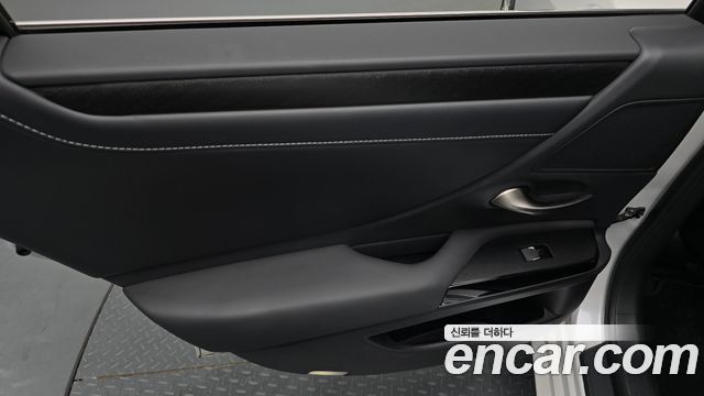 Lexus ES 2023 — photo 15
