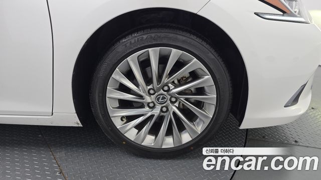 Lexus ES 2023 — photo 32
