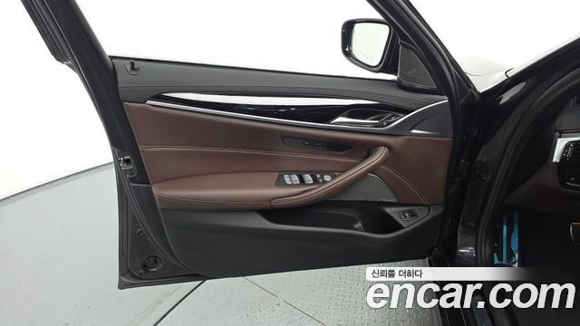 BMW 5-Series 2023 — photo 14