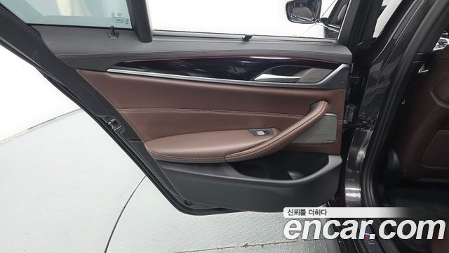 BMW 5-Series 2023 — photo 15