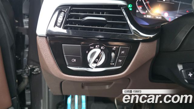 BMW 5-Series 2023 — photo 27