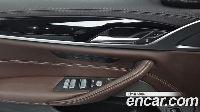 BMW 5-Series 2023 — photo 31