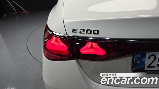 Mercedes-Benz E-Class 2024 — photo 9