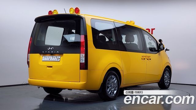 Hyundai Staria 2022 — photo 2