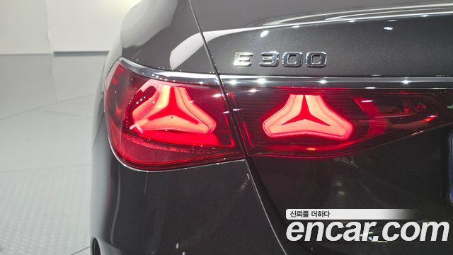 Mercedes-Benz E-Class 2024 — photo 9
