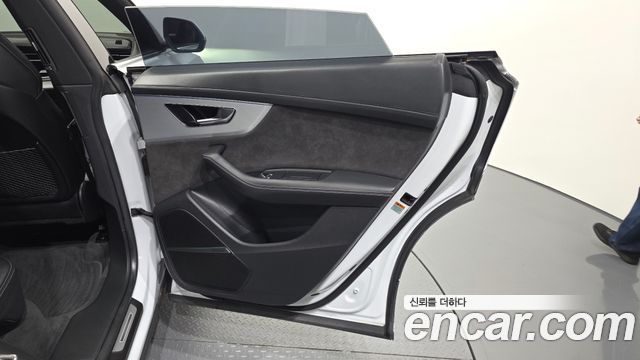 Audi Q8 2021 — photo 15