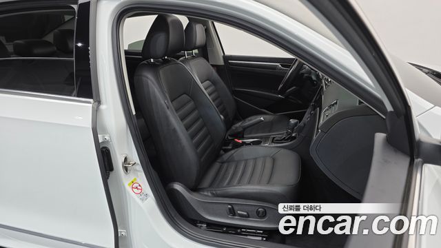Volkswagen Passat 2018 — photo 17