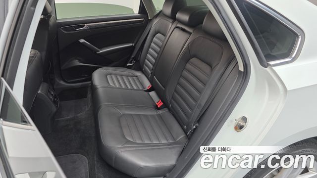 Volkswagen Passat 2018 — photo 16