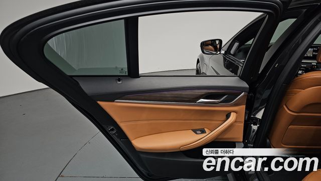 BMW 5-Series 2020 — photo 15