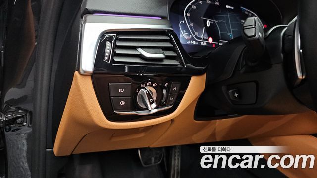 BMW 5-Series 2020 — photo 31