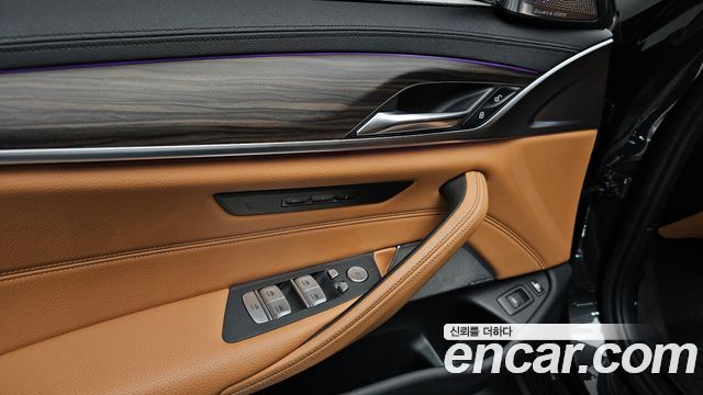 BMW 5-Series 2020 — photo 35