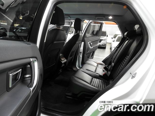 Land Rover Discovery Sport 2017 — photo 12