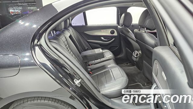 Mercedes-Benz E-Class 2019 — photo 12