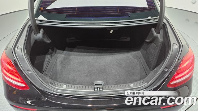 Mercedes-Benz E-Class 2019 — photo 17