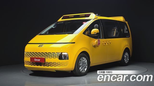 Hyundai Staria 2023 — photo 1