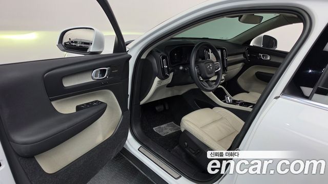 Volvo XC40 2023 — photo 13