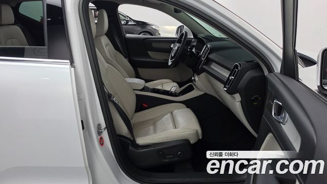 Volvo XC40 2023 — photo 16