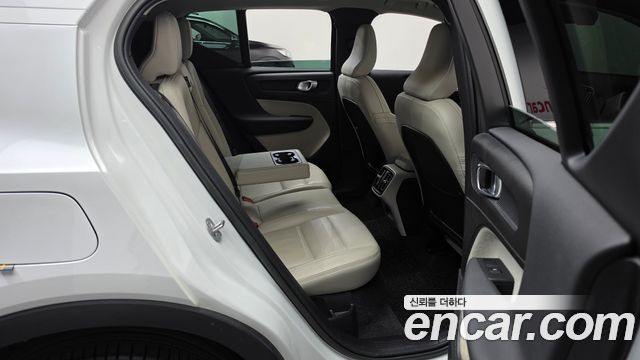 Volvo XC40 2023 — photo 17