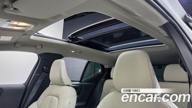 Volvo XC40 2023 — photo 24