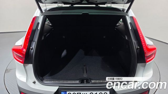 Volvo XC40 2023 — photo 25