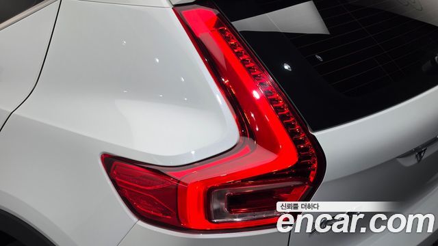 Volvo XC40 2023 — photo 9