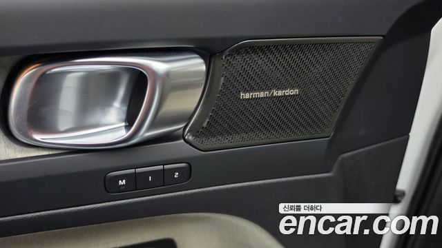 Volvo XC40 2023 — photo 29