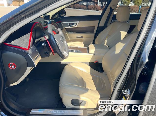 Jaguar XF 2014 — photo 10
