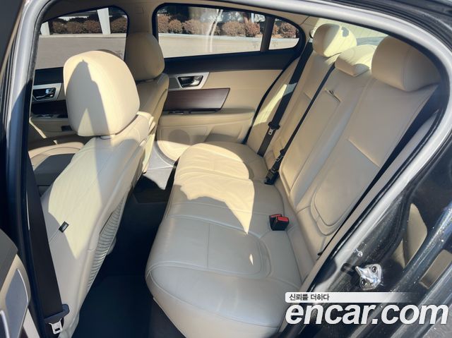 Jaguar XF 2014 — photo 11